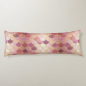 バラ金ゴールドきらめくマーメイドスケールパターン ボディピロー (裏面)