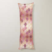 バラ金ゴールドきらめくマーメイドスケールパターン ボディピロー (裏面 (縦))