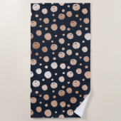 バラ金ゴールドと黒ドットのパターン ビーチタオル (正面)