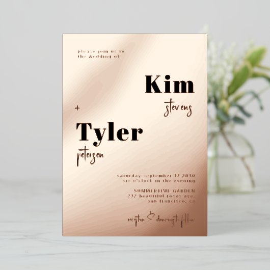バラ金ゴールドはっきりしたモダンタイポグラフィエレガントな結婚式 箔招待状 (立ち正面)