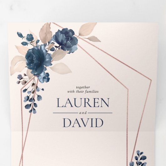 バラ金ゴールドほこりっぽいピンクのネイビーフローラ幾何学的 三つ折り招待状 (内部最初)