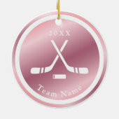 バラ金ゴールドガールズアイスホッケーテーマ名&年ピンク セラミックオーナメント (裏面)