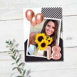 バラ金ゴールドガール写真18thバースデーパーティー 招待状<br><div class="desc">娘の18歳の誕生日パーティーを忘れられない私たちのバラの金ゴールド素晴らしとバルーンの招待で！この美しいデザインは彼女のゲストを感動させ、思い出に残るお祝いのためのトーンを設定する確実である。バラ金ゴールドのアクセントはバルーンに洗練されたtouchを追加よくはしゃぐし、少し魅力を愛する女の子に最適な選択を作る。</div>