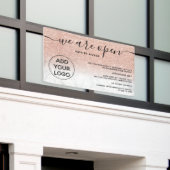 バラ金ゴールドグラデーショングリッターロゴ大理石オープン 横断幕 (ビルの外側)