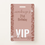 バラ金ゴールドグラムグリッターVIPデイパーティの招待状 バッジ<br><div class="desc">Glam VIPバッジパス誕生日パーティーバラ金ゴールド赤面で招待ピンクとブラックのグリッターパターンエッジは任意の年齢の誕生日イベントのためにパーソナライズされたは、ここに表示されている21歳の誕生日のために。トレンディーの手書きの書道のスクリプトとモダンフォントシックで洗練された外観のためのバラ金ゴールド赤面ピンクの誕生日テーマとコーディネート。デザインの変更や背景色など、パーティーに合わせてフォントを編集する。グリッターは印刷されたパタ実在ーンで、グリッターではないので、混乱を心配する必要はない！</div>