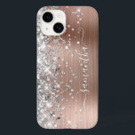 バラ金ゴールドグリッターシルバーグラムシグネチガーリーャ Case-Mate iPhone 14ケース<br><div class="desc">ピッガーリーク赤面バラの金ゴールドのブラッフェイクド金属箔の上のエッジに離れはスパークフェイクリーな銀のグレーのグリッターハイライト。白いモダン書エレガント跡のフォントが特徴。カスタマイズフォントのスタイルは、友人のためにあなたの独自の電話ギアを作成最高のする。</div>