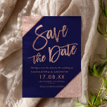 バラ金ゴールドグリッタースクリプトnavy blue save date セーブザデート<br><div class="desc">バラ金ゴールドタイポグラフィカスタマイズ可能なネイビーブルーバラ金ゴールドグリッター色ブロックとフェイクバラ金ゴールドジオメトリックストライプシックの日付を保存し結婚て、エレガント完璧にスタイリッシュは、結婚ののの色のブロック</div>