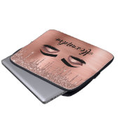 バラ金ゴールドグリッタースパークルまつげモノグラム名 ラップトップスリーブ (正面下部)