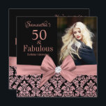 バラ金ゴールドグリッターダマスク50th誕生日招待状 招待状<br><div class="desc">バラ金ゴールドグリッターブラックダマスク | 50番目の誕生日招待状。50で素晴らしい！美しいピモダンンクの金ゴールドエレガントグリッターフローラダマスク50番目のバースデーパーティ招待状をカスタマイズして、50回目の誕生日パーティーお祝いを送ることができます。真ん中のピンかわいらしクの弓。サンプルの写真を自分の写真に置き換えます。「50と伝説的」という言葉は台風を使っ人気があるて描かれる。スクリプトのフォントとフォントの色は、デザインでカスタマイズできます。このデザインは写真の効果を出し、実在グリッターなしです。# 3302b50th birthday,  photo,  fith and fabulous,  pink black,  by year,  50th birthday パーティー, フローラ ダマスク， happy 50th,  50th birthday ディナー，バラ 金ゴールド グリッター,  birthday パーティー</div>