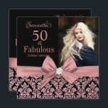 バラ金ゴールドグリッターダマスク50th誕生日招待状 招待状<br><div class="desc">バラ金ゴールドグリッターブラックダマスク | 50番目の誕生日招待状。50で素晴らしい！美しいピモダンンクの金ゴールドエレガントグリッターフローラダマスク50番目のバースデーパーティ招待状をカスタマイズして、50回目の誕生日パーティーお祝いを送ることができます。真ん中のピンかわいらしクの弓。サンプルの写真を自分の写真に置き換えます。「50と伝説的」という言葉は台風を使っ人気があるて描かれる。スクリプトのフォントとフォントの色は、デザインでカスタマイズできます。このデザインは写真の効果を出し、実在グリッターなしです。# 3302b50th birthday,  photo,  fith and fabulous,  pink black,  by year,  50th birthday パーティー, フローラ ダマスク， happy 50th,  50th birthday ディナー，バラ 金ゴールド グリッター,  birthday パーティー</div>