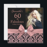 バラ金ゴールドグリッターダマスク60番目の誕生日招待状 招待状<br><div class="desc">バラ金ゴールドグリッターブラック | 60誕生日招待状。60と素晴らしい！美しいピンクモダンのバラの金ゴールドグリッターフローラダマスク60番目のバースデーパーティ招待状あなたの60誕生日パーティーのお祝いをパーソナライズし、送信することができる。中央のピンクかわいらしの弓。サンプル写真を自分で置き換える。「60と素晴らしい」という言葉は腸チフスを用いて設定され人気があるている。スクリプト・フォントとフォント・カラーをデザインでパーソナライズできる。なお、このデザインはグリッター無しでプリントされた写真実在効果である。#3302bすべての行事素晴らしは年齢を変更する。誕生日パーティー招待状カスタマイズテンプレートあなた自身の詳細と年齢で。15かわいらし,  Sweet 16,  キンセアニェラ,  18,  20th,  21,  30th,  40th,  50th,  60th,  70th,  80th,  90th,  100th,  Fabulous girls and womens.なお、このデザインは写真の印刷効果である。要もし救済る連絡よ。</div>