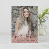 バラ金ゴールドグリッタードレスフォトスイート16誕生日 招待状 (スタンド正面)