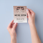 バラ金ゴールドグリッター美しいサロンラッシュウィーズオープン チラシ (手)