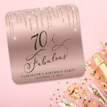 バラ金ゴールドグリッター70th誕生日パーティー スクエアペーパーコースター<br><div class="desc">書道の台本に「70 & Fabulous」を収録した70歳の誕生日パーティーのシックなコースター、バラの金ゴールドフォイルの背景とバラの金ゴールドのグリッターを楽しんフェイクだフェイク。お土産パーティーのお気に入りとして家に持ち帰ることができるテーブルデコに最適。</div>