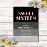 バラ金ゴールドスクリプトブラックグレーストライプ誕生日16th 招待状<br><div class="desc">このシンプルバラと美的に設計された招待は、黒いトーンの色の背景にはっきりしたの金ゴールドストライプタイポグラフィを特徴とする。あなたはカスタマイズ簡単に文字。あなたの友人や家族との喜びを共有し、このマイルストーンの誕生日を覚えておきなさい！</div>