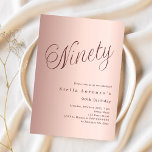 バラ金ゴールドスクリプトラグジュアリー90th誕生日 招待状<br><div class="desc">90歳モダンのスタイリッシュ誕生日パーティーの招待状。バラ金ゴールドグラディエントの背景と暗書色のバラ金ゴールドに大きなスクリプト文字を含む言葉Niginyの。名前とパーティー・詳細のパーソナライズおよび追加</div>