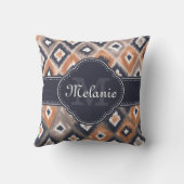 バラ金ゴールドピンクイカットパターンネイビーモノグラム クッション (裏面)