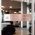 バラ金ゴールドピンクカスタムのロゴエグゼクティブプロフェッショナル サインプレート<br><div class="desc">会社のカスタムロゴを追加する豪華なエグゼクティブバラ金ゴールド-赤面ピンクフォイル金属ステンレス鋼ミニマリスト事業名プレート白い文字タイポグラフィと自分の名前を追加しまモノグラムのす。メタルビジネスプロフェッショナル名プレートはカスタマイズお名前と一緒に使用できる。一致連絡品のデザカスタマイズイナーへ。</div>