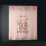 バラ金ゴールドピンクハッピー16th誕生日タペストリー タペストリー<br><div class="desc">ガーリーグリッター、千年のピンクの背景、スクリプファンシート名タイポグラフィ。バラフェイク金ゴールド16バルーン文字。甘素晴らしい16お祝いのために。</div>