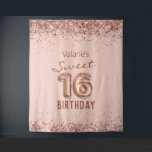 バラ金ゴールドピンクハッピー16th誕生日タペストリー タペストリー<br><div class="desc">ガーリーグリッター、千年のピンクの背景、スクリプファンシート名タイポグラフィ。バラフェイク金ゴールド16バルーン文字。甘素晴らしい16お祝いのために。</div>