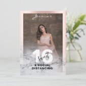 バラ金ゴールドピンクマーブルスイート16誕生日フォトシック 招待状 (スタンド正面)