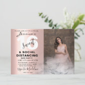 バラ金ゴールドピンクマーブルスイート16誕生日フォトシック 招待状 (スタンド正面)