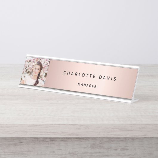 バラ金ゴールドフォトモノグラムモダンエレガント デスクネームプレート (正面)