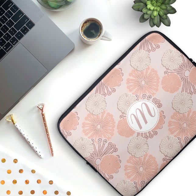 バラ金ゴールドフラワーパターン&モノグラム ラップトップスリーブ (Rose Gold Floral Pattern with Monogram Laptop Sleeve)