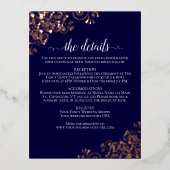 バラ金ゴールドフリルオンネイビーエレガントウェディング詳細 箔招待状ポストカード (正面)