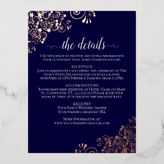 バラ金ゴールドフリルオンネイビーエレガントウェディング詳細 箔招待状ポストカード (正面)