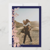 バラ金ゴールドフローラリースシックなネイビーブルー結婚ズ 招待状 (裏面)