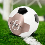 バラ金ゴールドブラシ仕上げメタルスクリプトモノグラム サッカーボール<br><div class="desc">グラムパーソナライズされたバラの金ゴールドブラシ付きメタルの背景に白黒のスクリプモダントでモノグラムとファーストネームを付けたサッカーボール。</div>