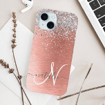 バラ金ゴールドブラシ仕上げ金属グリッターモノグラム名 iPhone 15ケース<br><div class="desc">簡単にパーソナライズこのトレンディーシックなデザインの電話ケースかわいらしは銀のグリッターをバラの金ゴールドブラシ付き金属背景にきらめく搭載する。</div>