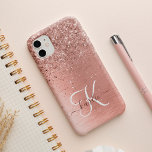 バラ金ゴールドブラシ仕上げ金属グリッターモノグラム名 iPhone 14ケース<br><div class="desc">簡単にパーソナライズこのトレンディーシックな電話ケースデザインかわいらしはバラ金ゴールドのグリッターを搭載しきらめくてバラ金ゴールドブラシ金属背景。</div>