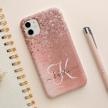 バラ金ゴールドブラシ仕上げ金属グリッターモノグラム名 iPhone 15ケース<br><div class="desc">簡単にパーソナライズこのトレンディーシックな電話ケースデザインかわいらしはバラ金ゴールドのグリッターを搭載しきらめくてバラ金ゴールドブラシ金属背景。</div>