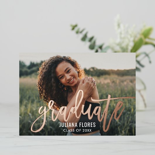 バラ金ゴールドブラシ付きスクリプトフォト卒業パーティー 箔招待状 (立ち正面)