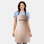 バラ金ゴールドヘアメイクアップ事業タイポグラフィ エプロン (着用した状態)