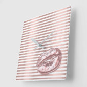 バラ金ゴールドホワイトアラビア数字キス唇のストライプ数 スクエア壁時計 (傾斜)