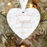 バラ金ゴールドマーブルー初めてのクリスマス 婚約した オーナメント<br><div class="desc">今年婚約したは？灰色と白の大理石の背景の上にモダン、バラの金ゴールドスクリプトでエレガント、「私たちの初めてのクリスマス婚約した」という単語と一緒にメモリをツリーに追加しフェイクて、オーナメントを保持する。テンプレートを使用して名前と年を追加。このオーナメントは素晴らし最近手に入れたカップルにも贈り物を婚約したする。</div>