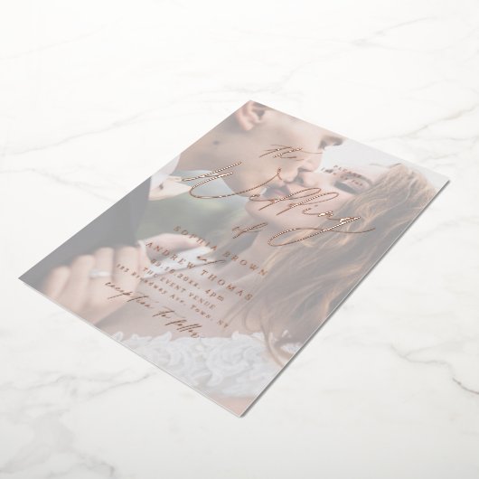 バラ金ゴールドモダンスクリプトのミニマル結婚ム写真 箔招待状 (回転した状態)