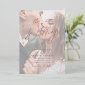 バラ金ゴールドモダンスクリプトのミニマル結婚ム写真 箔招待状 (立ち正面)