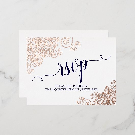 バラ金ゴールドレース&ネイビーオンホワイトウェディングRSVP 箔招待状ポストカード (正面/裏面)