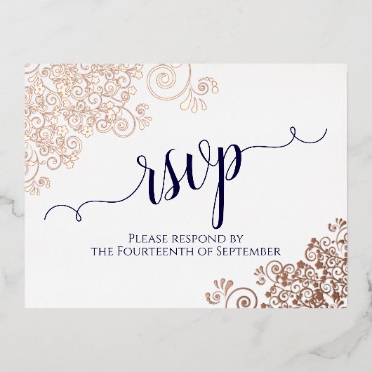 バラ金ゴールドレース&ネイビーオンホワイトウェディングRSVP 箔招待状ポストカード (正面)