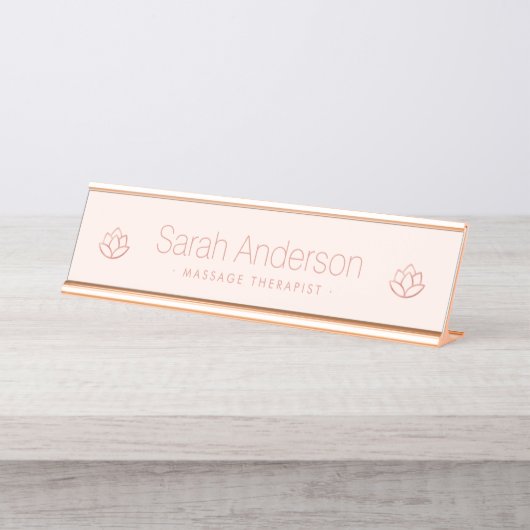 バラ金ゴールドロータスフラワーミニマル光赤面ピンク デスクネームプレート (正面)