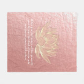 バラ金ゴールドロータスヨガ瞑想インストラクター引用文 フリースブランケット (正面(横))