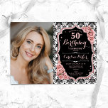 バラ金ゴールド白黒ダマスク写真50誕生日 招待状<br><div class="desc">エレガントフローラ50歳のフェミニン誕生日の招待状と写真。グラム白黒ピンクデザインとフェイクグリッターバラ金ゴールド。白黒のダマスクパターン、赤面ピンクのバラ、スクリプトのフォントと紙吹雪。大人スタイリッシュのお祝いパーティーに最適。独自の詳細でパーソナライズどんなカスタマイズ年でもいい！印刷されたZazzle招待状または即時ダウンロードのデジタル印刷可能なテンプレート。</div>