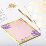 バラ金ゴールド紫花模様名 ノートパッド<br><div class="desc">トレンディーと華やかエレガントなバラ金ゴールド、ピンク色の背景。素朴な金ゴールドフェイクフレームとトレンディー紫と紫の色の水色の花を持つ。テンプレート手書きスタイルスクリプト内の紫色の色の文字の名前。</div>