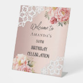 バラ金ゴールド花模様レース誕生日ウェルカムサイン 台座サイン (正面)