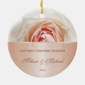 バラ金ゴールド赤面バラ |初めてのクリスマスカスタム セラミックオーナメント (裏面)