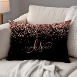 バラ金ゴールド赤面ピンクグリッターGlam Monogram Name アクセントクッション<br><div class="desc">Glamバラ金ゴールドグリッターエレガントMonogram Accent Pillor。黒い背景にトレンディーデザインを使った、バラのおしゃれなアクセント枕金ゴールドきらめくを、簡単にカスタマイズできます。このデザインには、渦巻きと名前を持つ手書きの脚かわいらし本が書かれています。</div>